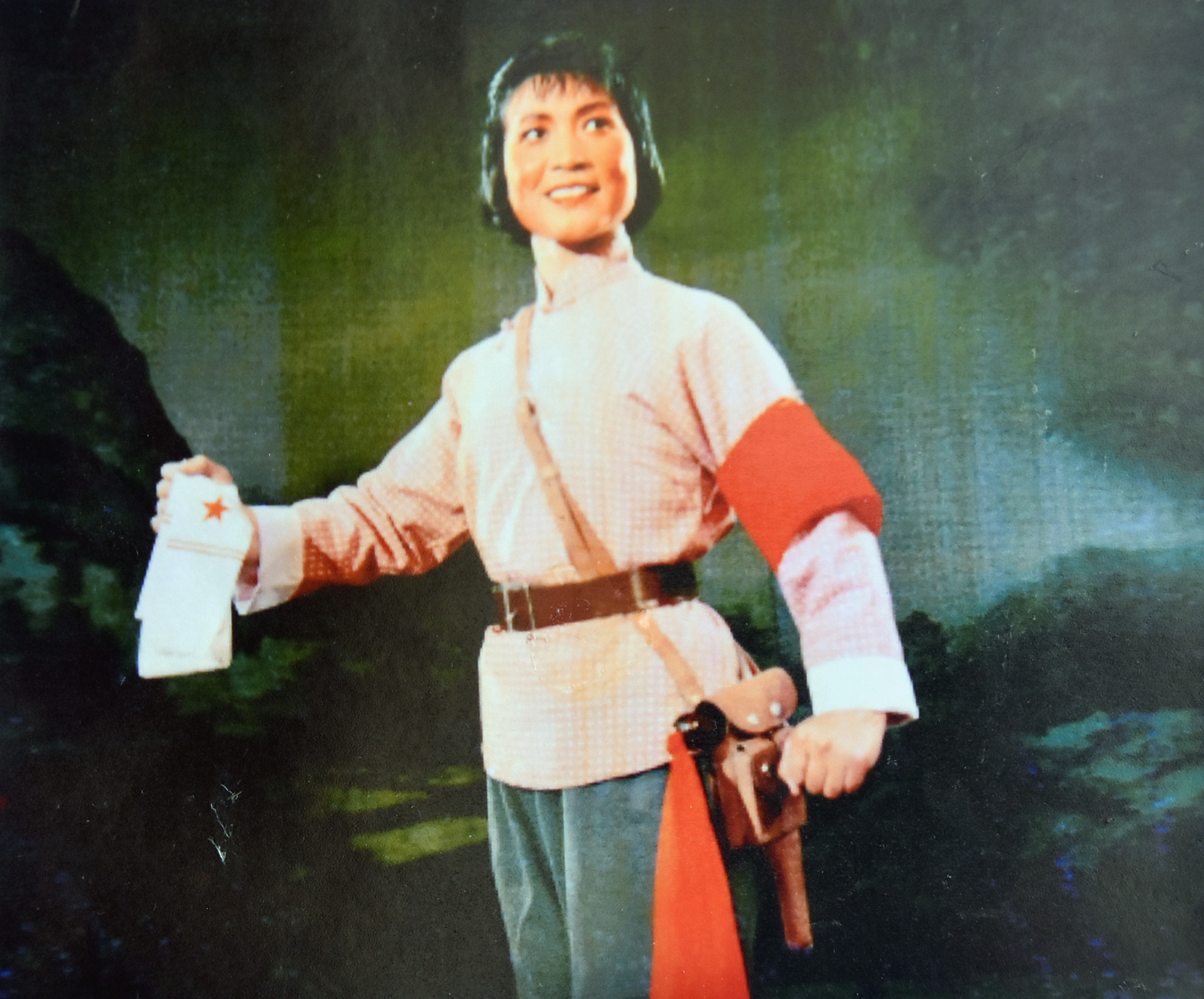 1974年,参加北京现代剧会演,在《杜鹃山》中扮演柯湘